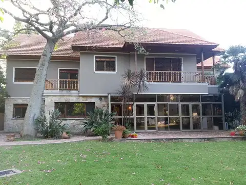 Casa 6 ambientes con 4 baños