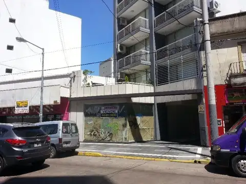 A UNA CUADRA DE LA ESTACION - 8m DE VIDRIERA, 52 m2 -
