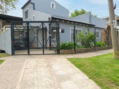 VENTA CASA  5 AMB C/PATIO Y COCHERA-BURZACO
