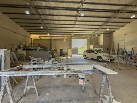 Galpón Venta La Plata con oficina y departamento.