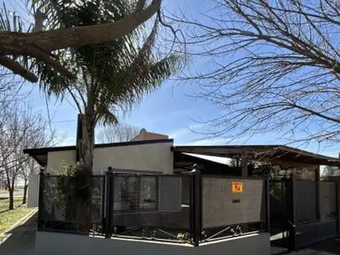 VENTA - Casa 2 dormitorios, cochera doble, patio con parrillero y pileta - Ricardone.