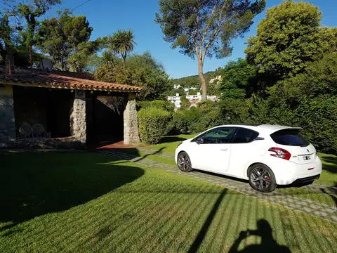 MUY BUENA CASA EN VENTA EN CARLOS PAZ, CON COSTA AL LAGO, ZONA PRIVILEGIADA. BARRIO COSTA AZUL