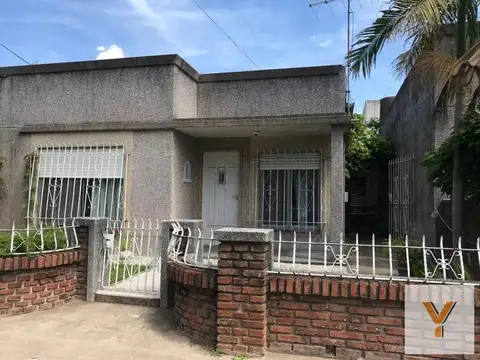 Casa en venta - 2 dormitorios 1 baño - 394mts2 - Berazategui