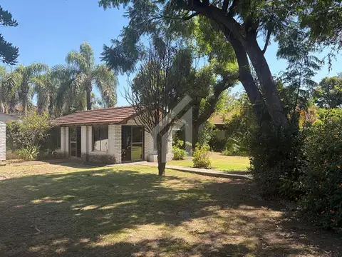 SOLIDA CASA CON GRAN JARDIN ARBOLADO EN UNA PLANTA - ZONA RESIDENCIAL - HURLINGHAM