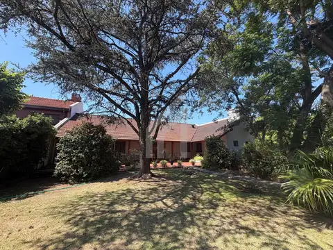 SOLIDA CASA CON GRAN JARDIN ARBOLADO EN UNA PLANTA - ZONA RESIDENCIAL - HURLINGHAM