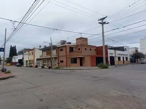 VENTA CASA ESQUINA ALBERDI ZONA D  A REMODELAR