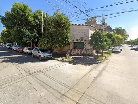 VENTA CASA ESQUINA ALBERDI ZONA D  A REMODELAR