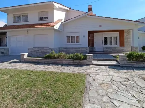 CASA CINCO AMBIENTES A LA VENTA, PUNTA MOGOTES.
