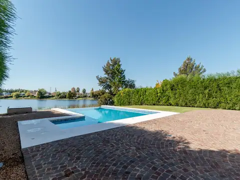 Casa en Alquiler con 1 cochera