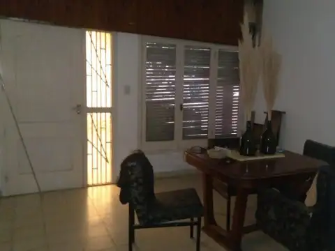 Casa 6 ambientes con 2 baños