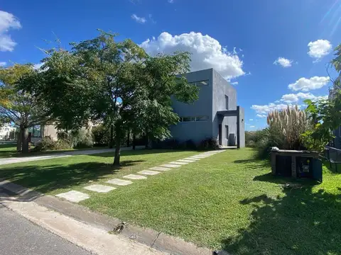 Casa en Venta en Countries y Barrios Cerrados en Esteban Echeverria, USD 215.000