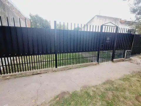 Venta casa de 3 ambientes, con pileta y cocheras, en Moreno