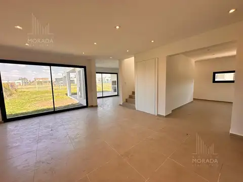 Casa en Venta con 3 cocheras
