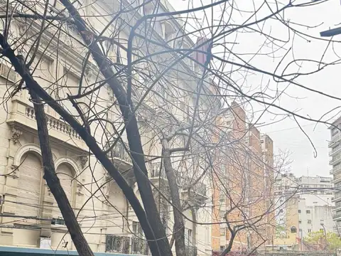 Amplio ambiente, al frente, con balcón !