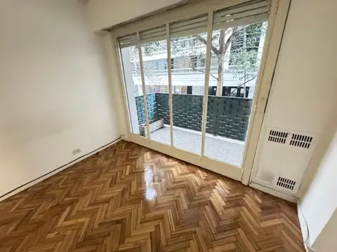 Amplio ambiente, al frente, con balcón !
