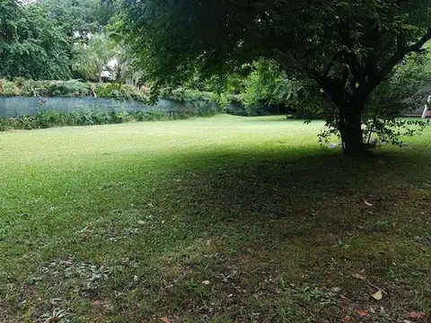 Los Eucaliptos e/ Las Palmeras y Los Nardos