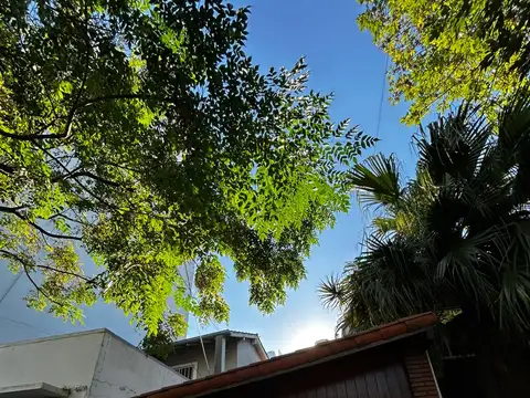 Tipo casa 1° por escalera con cochera, terraza y entrada independiente SIN EXPENSAS 