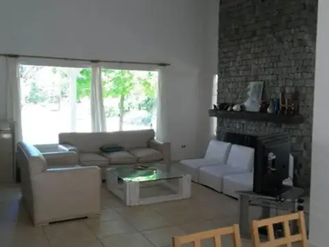 Casa en Alquiler Temporal con 2 cocheras