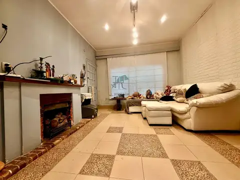 CASA 6 AMBIENTES 2 COCHERAS EN MUY BUEN ESTADO