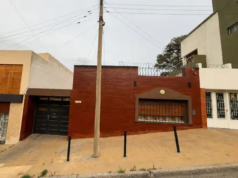 CASA 3 DORMITORIOS CON PISCINA ZONA CENTRO