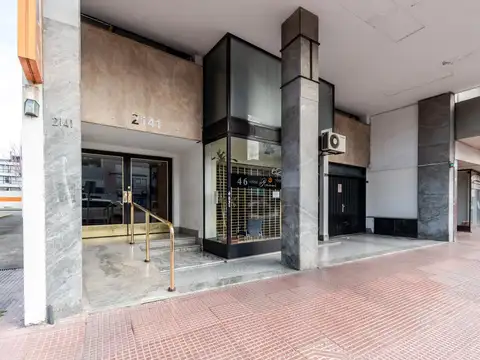 Departamento en alquiler, ubicado en Martínez, piso alto con vista abierta y espacio guardacoches.