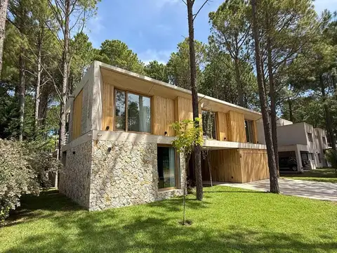 Casa en venta - 4 Dormitorios 3 Baños - 1.100Mts2 - Pinamar