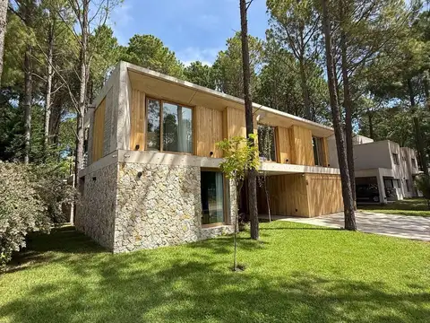 Casa en venta - 4 Dormitorios 3 Baños - 1.100Mts2 - Pinamar