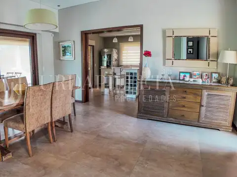 Casa en Venta con 4 cocheras