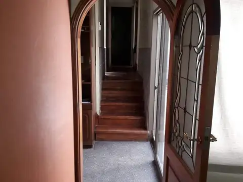 Casa 8 ambientes con 2 baños