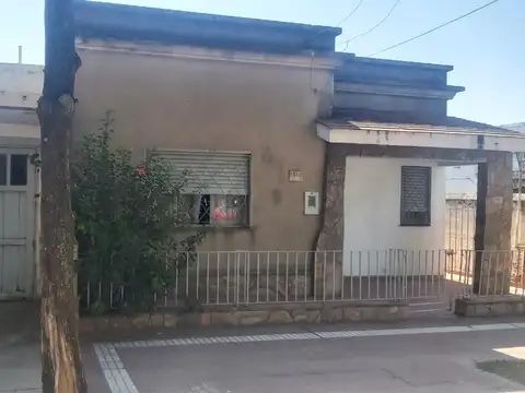 Venta Casa con Amplias Comodidades.Sobre Bv.Servicios.Consul