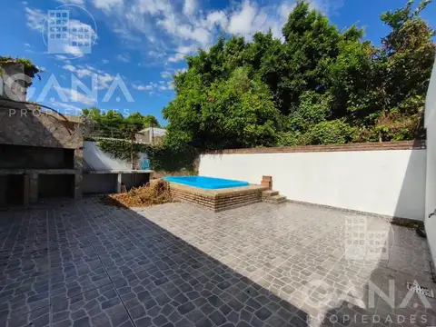 CASA EN VENTA 2 DORMITORIOS ROSARIO BARRIO ALBERDI PATIO Y COCHERA