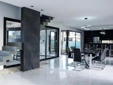 Casa en Venta con 4 cocheras