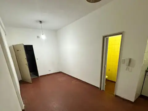 MORON CENTRO- A 200 MTS DE LA ESTACION LADO NORTE- DEPTO 2 AMB- PB CON AMPLIO FONDO