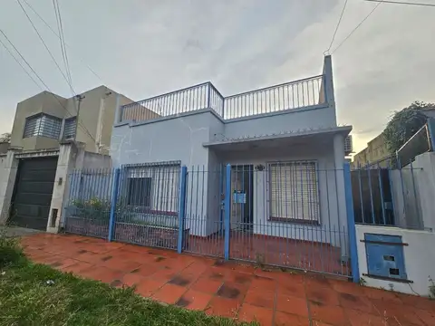 Casa 3 ambientes con patio y terraza en Quilmes