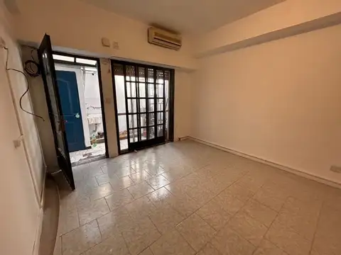 Departamento monoambiente con patio y terraza en venta en Mataderos