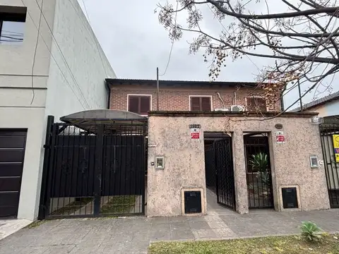 Duplex con tres dormitorios, jardin y cochera en venta