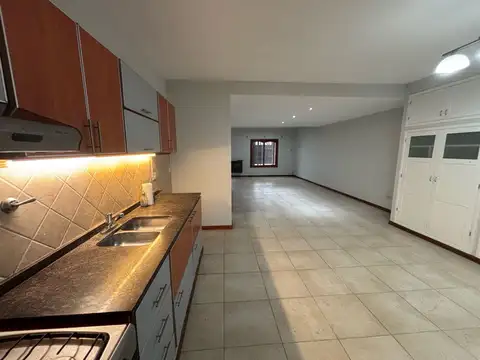 Duplex con tres dormitorios, jardin y cochera en venta
