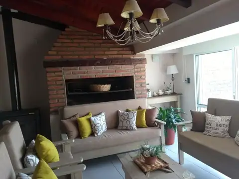 Casa 4 ambientes con 2 baños