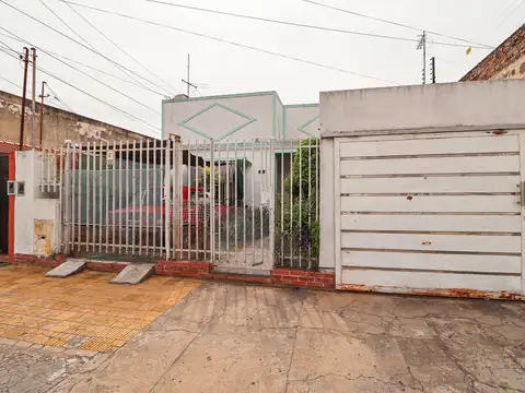 Venta Casa 3 amb con 2 cocheras al frente patio fondo-Caseros- Acepta Permuta- Apto credito