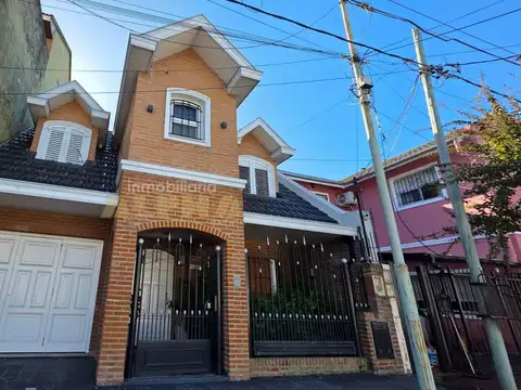 NUEVO VALOR! Casa de 4 ambientes con jardín, quincho y garaje en venta | Berazategui