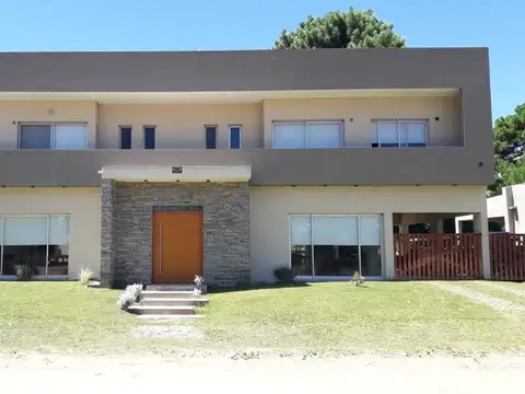 ESPECTACULAR CASA EN PINAMAR IDEAL DOS FAMILIAS EXCELENTE UBICACIÓN