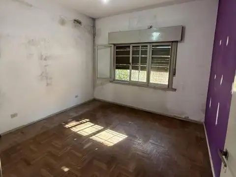 CASA DE 3 AMBIENTES CON COCHERA Y FONDO GRANDE LIBRE