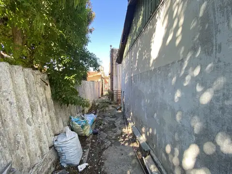 Lote con mejoras. 204 m² de terreno