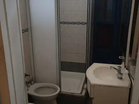 TIPO CASA EN PLANTA BAJA, AL FRENTE   4 AMBIENTES, CON GARAGE   NO PAGA EXPENSAS