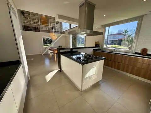 Casa 5 ambientes con 3 baños