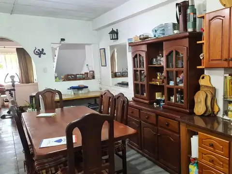 Casa 6 ambientes con 2 baños