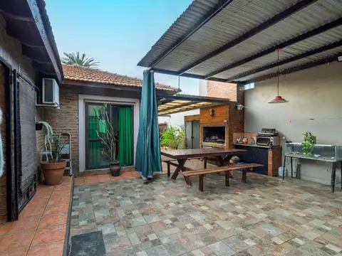 Casa 9 ambientes con 3 baños