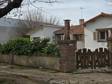 Vivienda sobre amplio lote en lindo barrio residencial