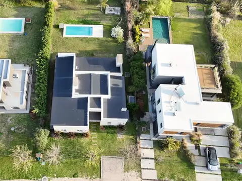 Casa en Venta con 3 cocheras