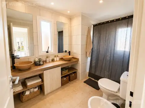 Casa 5 ambientes con 2 baños